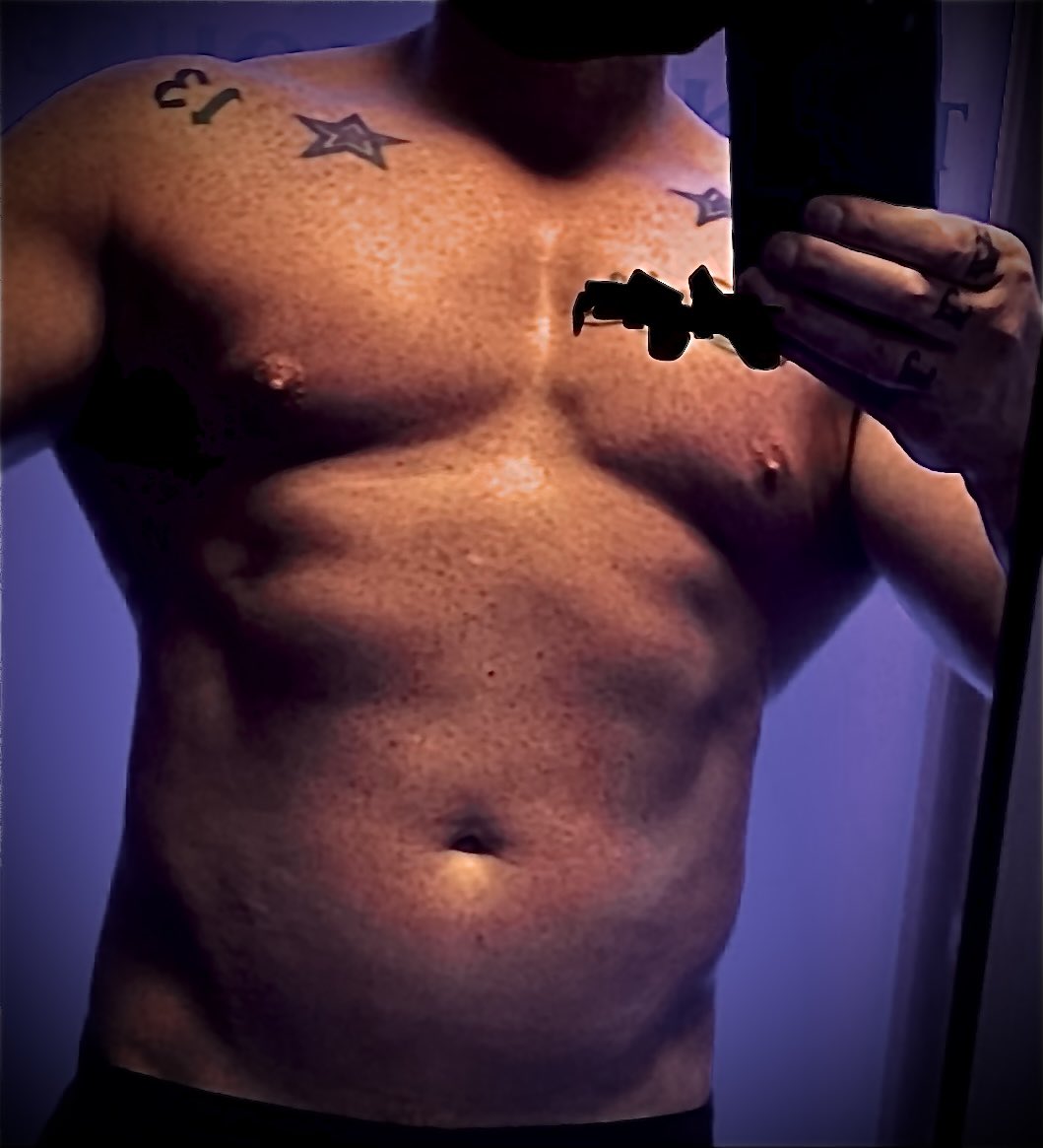 TheSilverLion1's tweet image. Shaping  up now.  My beer belly is about gone.  Hard work pays off.   Single no beer 🍻 or drugs.   Change diet. sun-beds lol 😜 And train hard.   #gymaddict #gymshark #FitnessGoals #goals #gymLife
