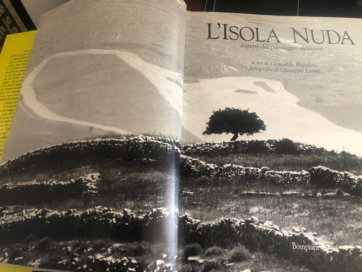 GianniStornello's tweet photo. Le immagini ariose e solennemente descrittive di #GiuseppeLeone e le parole, sagge e profonde di #GesualdoBufalino.
Adesso che Leone è con Bufalino nel Mondo della Verità, il vuoto è più grave, la #Sicilia più sola e le sue mirabili nudità coperte da un velo di tristezza. https://t.co/NcjuIMP0x0