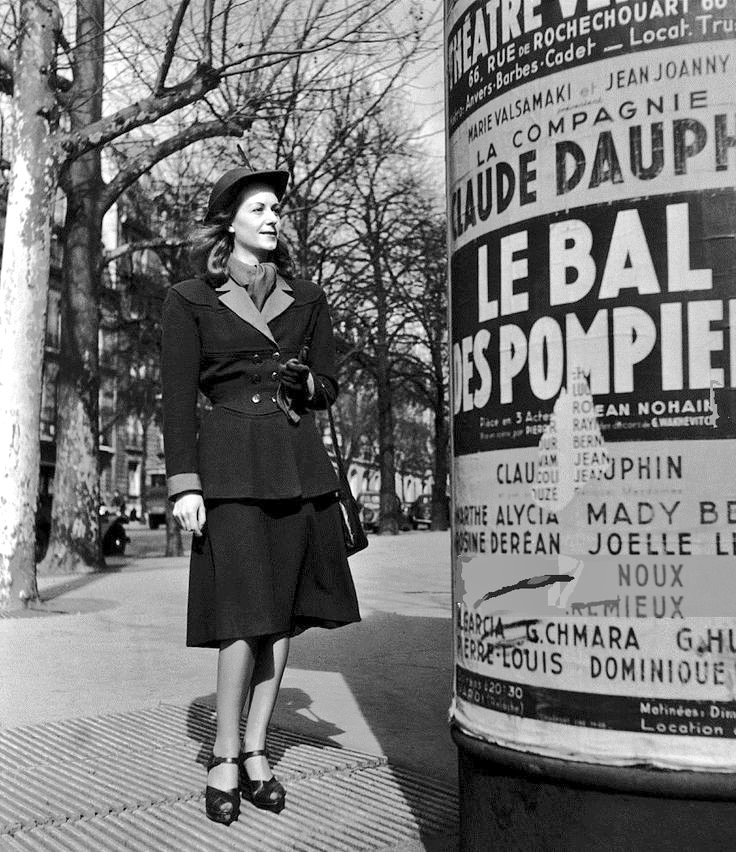 Robert Doisneau. La mode près d'une colonne Morris 1945. Paris Fashion