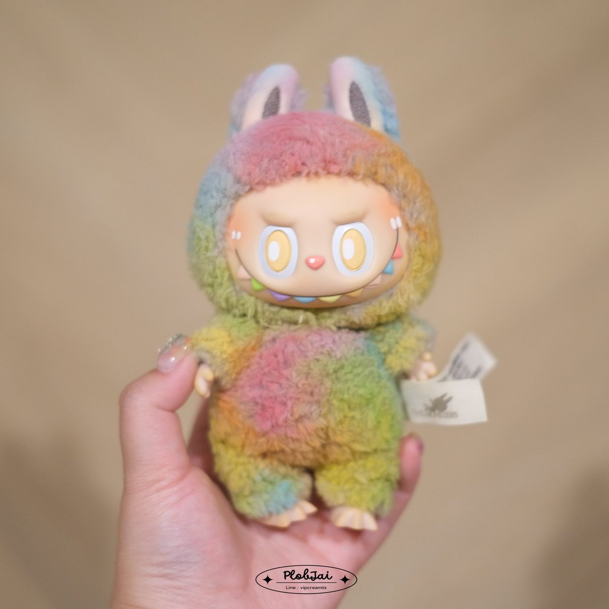 PlobJai's tweet photo. แกกกก ฉันเอา #ลาบูบู��� สีเทาไปให้คุณริน (เพจ Poriin ศลป art toy คนไทย) ย้อมสีเรนโบว์เรนใจให้ไอ้เทาลูกฉันนนน เอาจริงๆ น้องน่ารักกกกกมากกกก ใครมีสี soymilk ละอยากทำแบบนี้เราโคตรแนะนำ เพราะสีนี้ย้อมสีสวยที่สุดดด ไอ้เทาลูกฉันเบสมันเข้��สีเลยน่ารักน้อยกว่านิด แต่ฉันก็รักของฉัน ห้ามบุบี้ลูกฉันเด้อออ 👀🌈💖 #LabubuMacaron