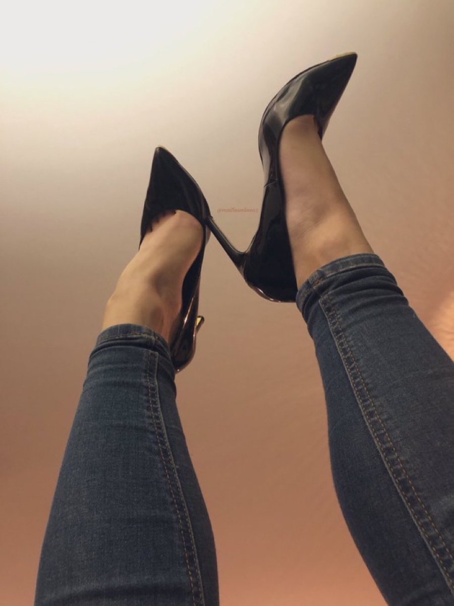 deessealexandre's tweet photo. Mes toutou je vous vois à travers mon écran vous être posséder par moi et sachez bien vous être née pour être à mes pieds donc venez me vénéré et m'adoré comme il ce dois https://t.co/evGF80h4Do