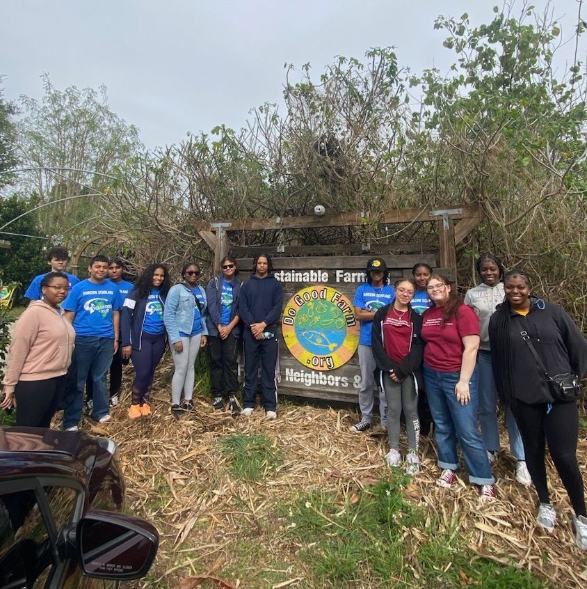 FL #VolunteerMonth continues with this #tbt moment from @ValenciaTSIC! Earlier this year, several students volunteered at @DoGoodFarm in Winter Garden weeding, mulching, and cleaning the aqua beds to make way for new plants! What a fun & environmentally-friendly way to give back!