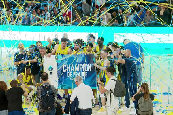 F3cotedazur's tweet photo. VIDÉO. 6 ans après, le Hyères Toulon Var Basket remonte en Pro B https://t.co/D4yiypxKeU #ProB https://t.co/5bA0742qq2