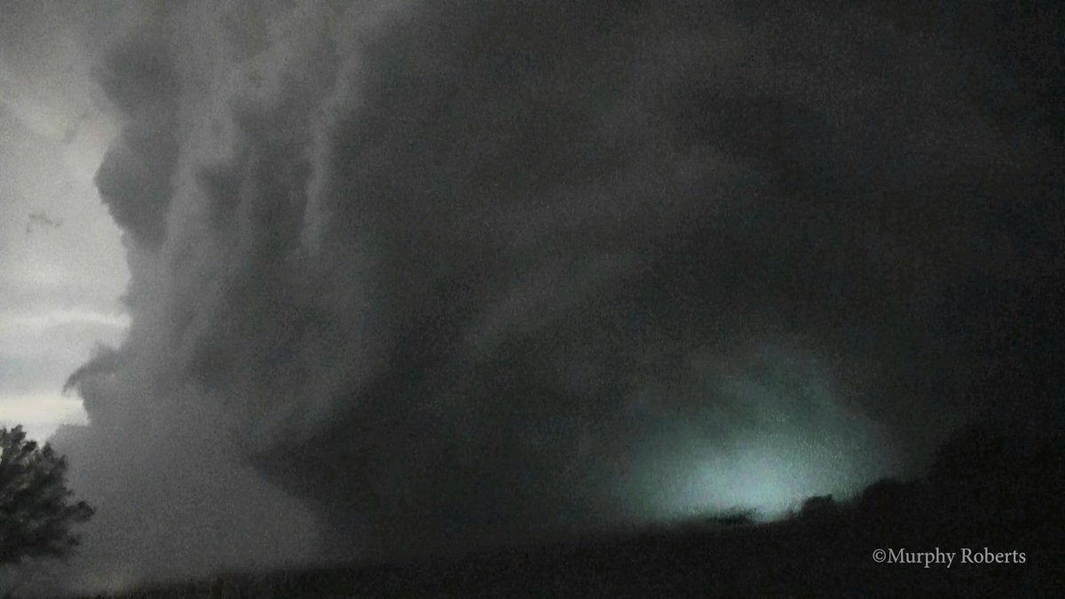 MurphyRobertsWx's tweet photo. @BrianAllenWX @NickKrasz_Wx I got a little too close to that one and it was a wild ride lol. This was my view of it right before the 90-100mph RFD overtook me. I was lucky not to loose any windows. https://t.co/BndIPxDyNU