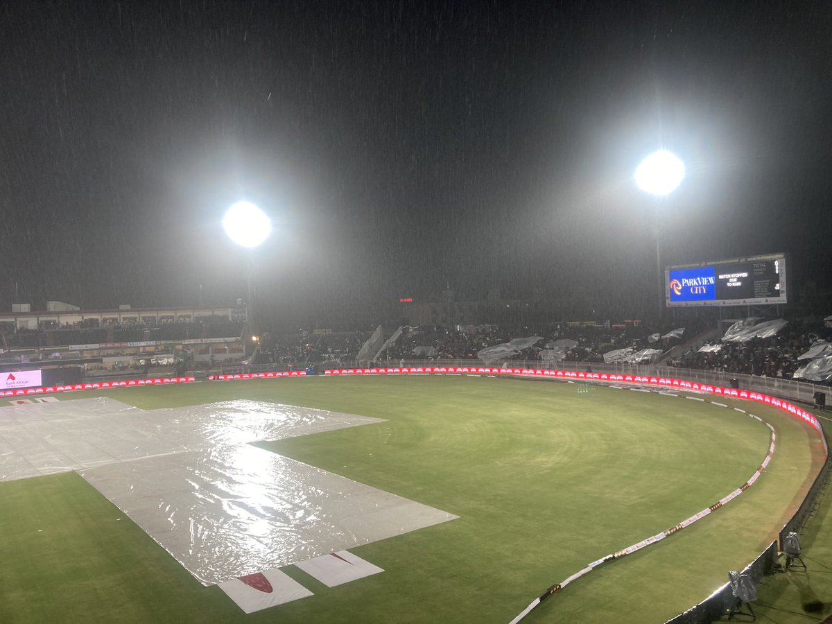 And it started raining heavily just when Shaheen Shah Afridi was about to bowl the first ball. #PAKvNZ #PAKvsNZ #PakistanCricket