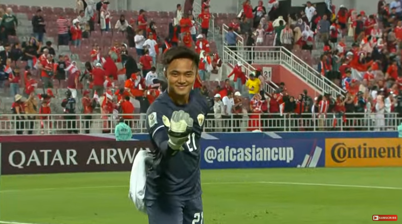 papantengah's tweet photo. MAN OF THE MATCH! 🎖️

Berpose ala kiper Shaolin Soccer, Ernando Ari tersenyum menyelesaikan laga sulit menghadapi Australia.

Satu kali gagalkan penalti dan beberapa kali patahkan peluang emas lawan, Ernando on fire! 🇮🇩 🔥 https://t.co/VGi82IsXx7