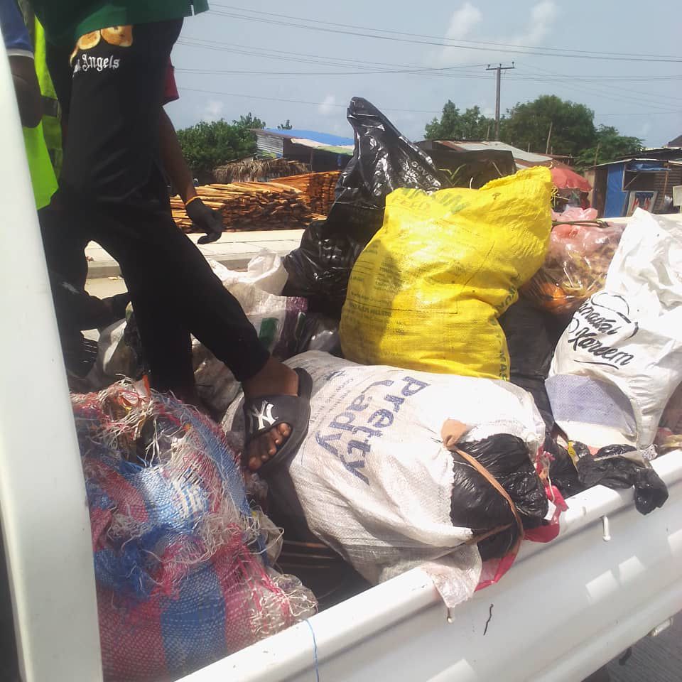 Community service is being carried out by the people apprehended while dumping indiscriminately on the Ibeju Lekki highways today. #ZeroToleranceLagos #CleanerLagos