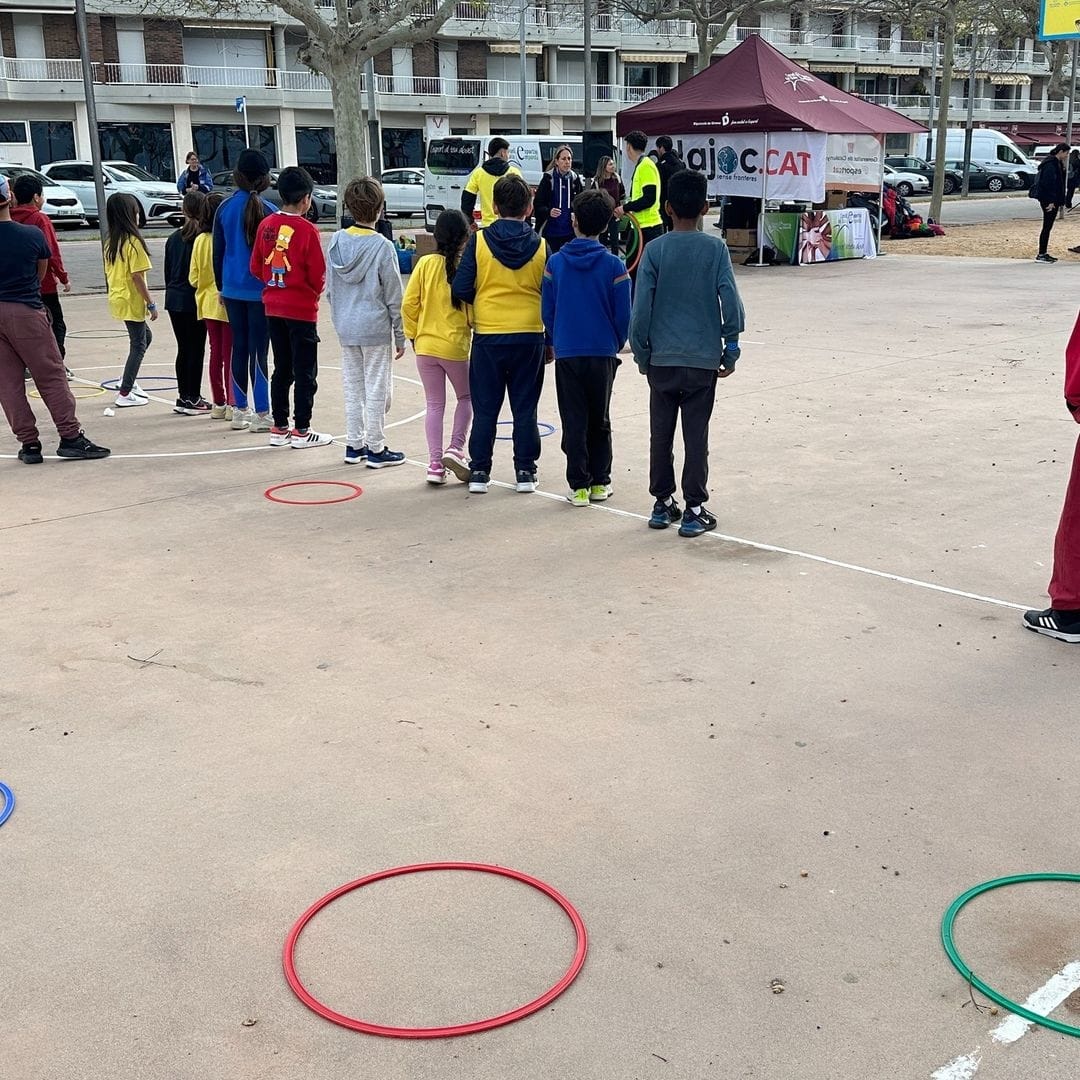 2n Rodajoc del curs 23-24 a Palamós. Uns 330 alumnes de les escoles @lasallepalamos, ESC La Sínia, @EscolalaVila, @vedrunapalamos, ESC Llevantí de Mar, ESC Pere Rosselló i @EscVallllobrega han realitzat diversos jocs conduïts pel monitoratge dels alumnes de @inspalamos