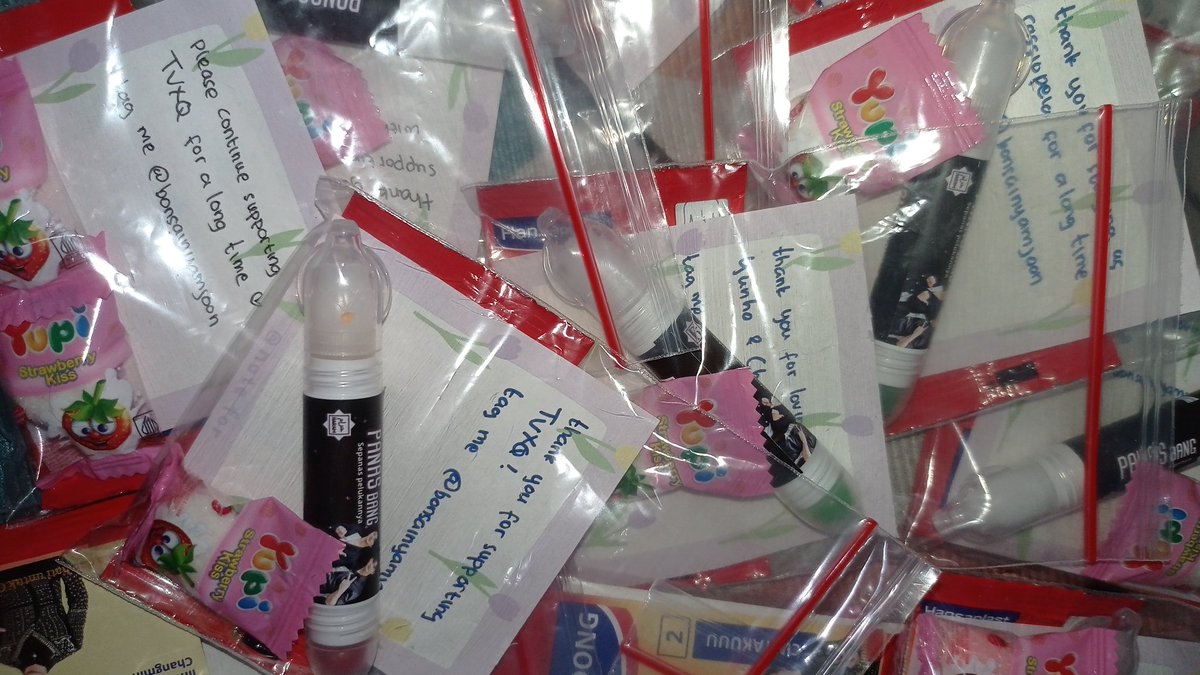marukokocak's tweet photo. freebies for cassies attending TVXQ in Jakarta 💖 https://t.co/UPwC8xzOlt
