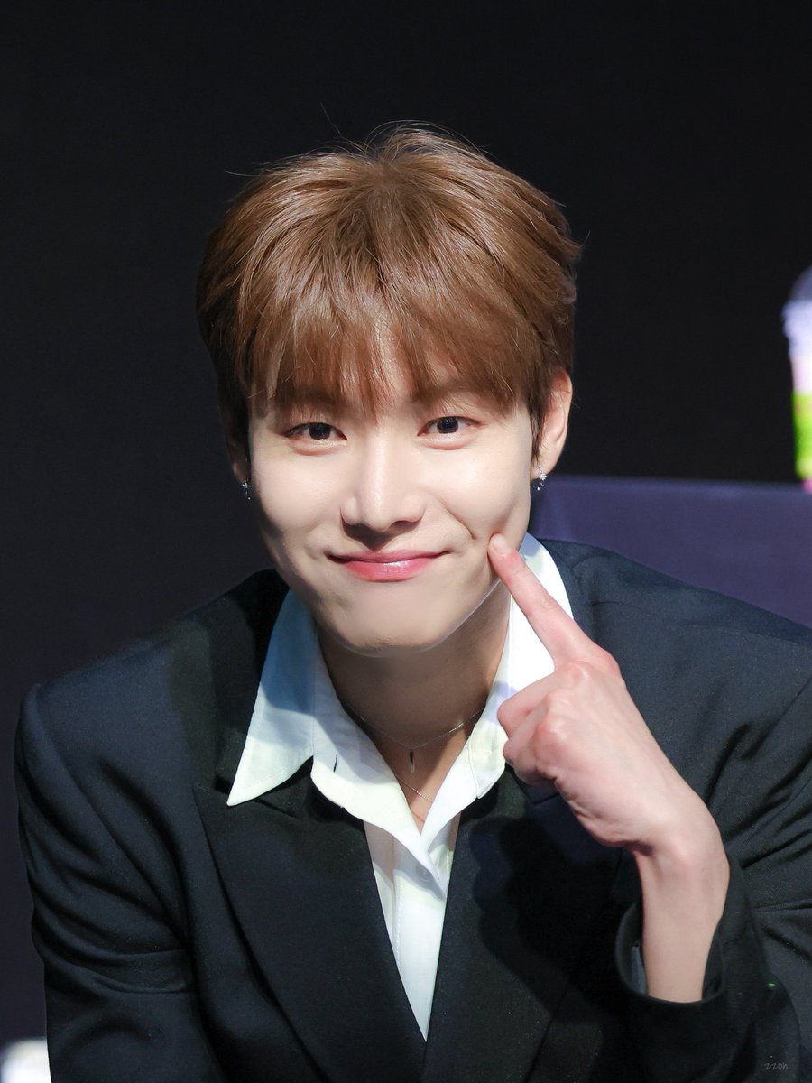 240418 제일라아트홀 대면 팬싸

용훈이 수트 입어서 너〰️무 잘생겨주심💕

#용훈 #YONGHOON #원위 #ONEWE