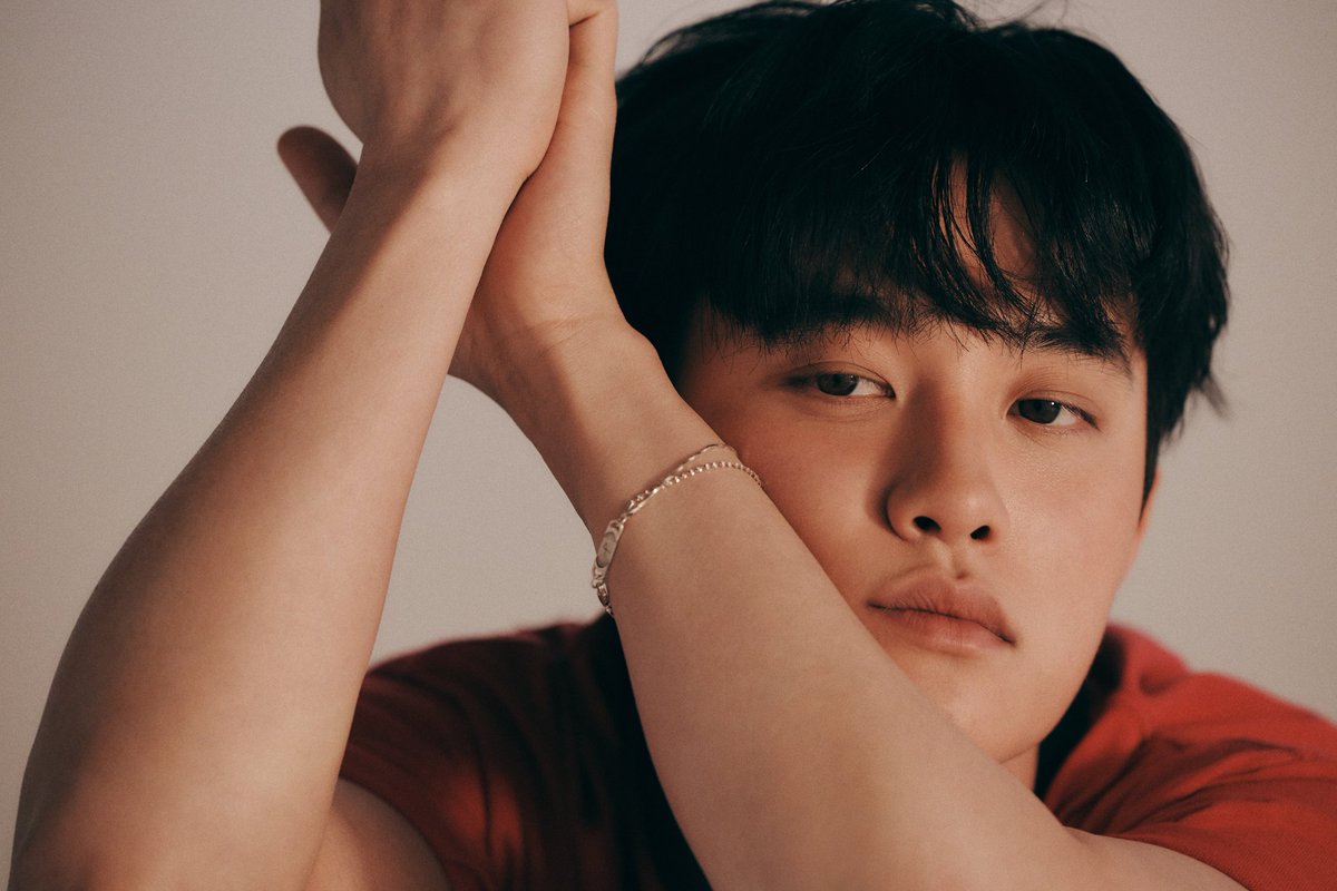 Different make up and hairstyle, fierce look, flawless face, effortless pose, flexing ring and bracelet, YES THAT'S DOH KYUNGSOO