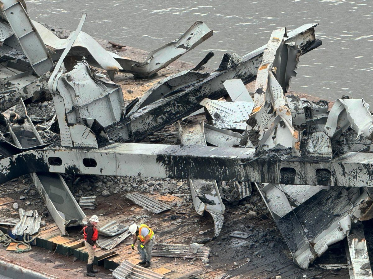 Debris and wreckage removal continues to safely and efficiently open the Fort McHenry channel. 🏗 In this photo from Wednesday, the scale of the effort is evident as salvors on a barge examine wreckage from the #FSKBridge collapse removed from the Patapsco River.