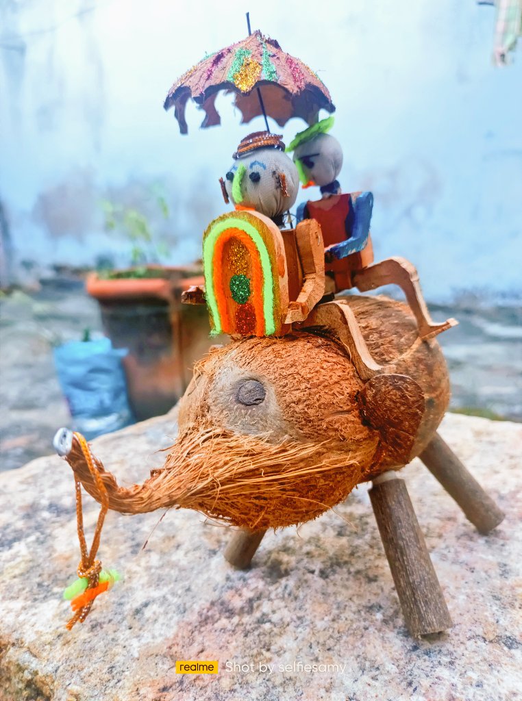 தேங்காய் ஓட்டில் ஓர் கைவண்ணம்....! திருவிழாவில் யானையின் ஊர்வலம் போன்ற அமைப்பு..! Unique handcrafted Coconut shell made elephant.....with wooden crafted doll... At temple festival time procession..