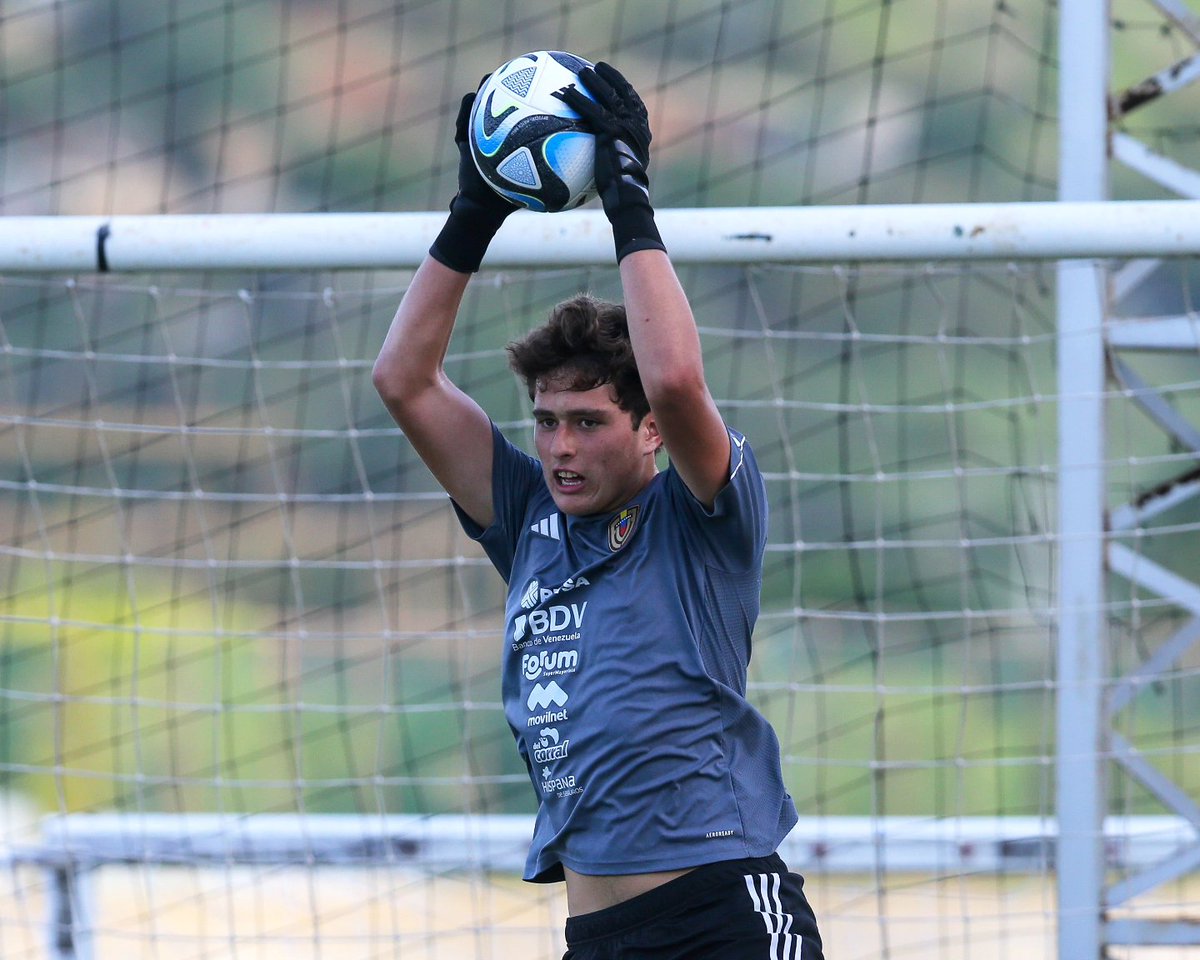 𝙰𝚕𝚊𝚗 𝚅á𝚣𝚚𝚞𝚎𝚣 𝚖𝚘𝚍𝚘 #VinotintoSub17

Nuestro guardameta a la orden del DT Oswaldo Vizcarrondo en el módulo de preparación de la selección Sub-17 🫡

¡ᴄᴏɴ ᴛᴏᴅᴏ ᴀʟᴀɴ! 💪🏼

#SiempreVinotinto
#SiempreVioleta