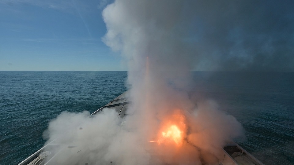 MarineNationale's tweet photo. #PrépaOPS | La FREMM Aquitaine et un SNA de type Suffren viennent de conduire avec succès le 1er double tir simultané du MdCN
✅ traitement d’1 cible terrestre dans la profondeur
✅ synchronisation des séquences de tir
✅ confirmation de son emploi en contexte opérationnel https://t.co/vJxZDoonvS