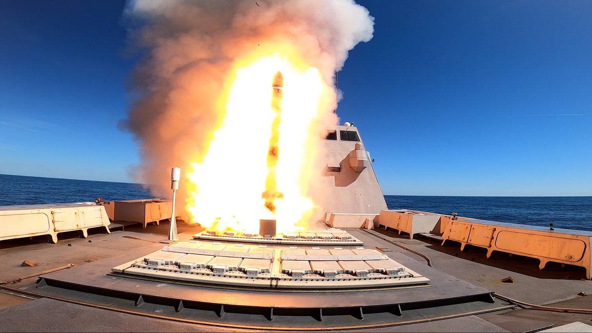 MarineNationale's tweet photo. #PrépaOPS | La FREMM Aquitaine et un SNA de type Suffren viennent de conduire avec succès le 1er double tir simultané du MdCN
✅ traitement d’1 cible terrestre dans la profondeur
✅ synchronisation des séquences de tir
✅ confirmation de son emploi en contexte opérationnel https://t.co/vJxZDoonvS