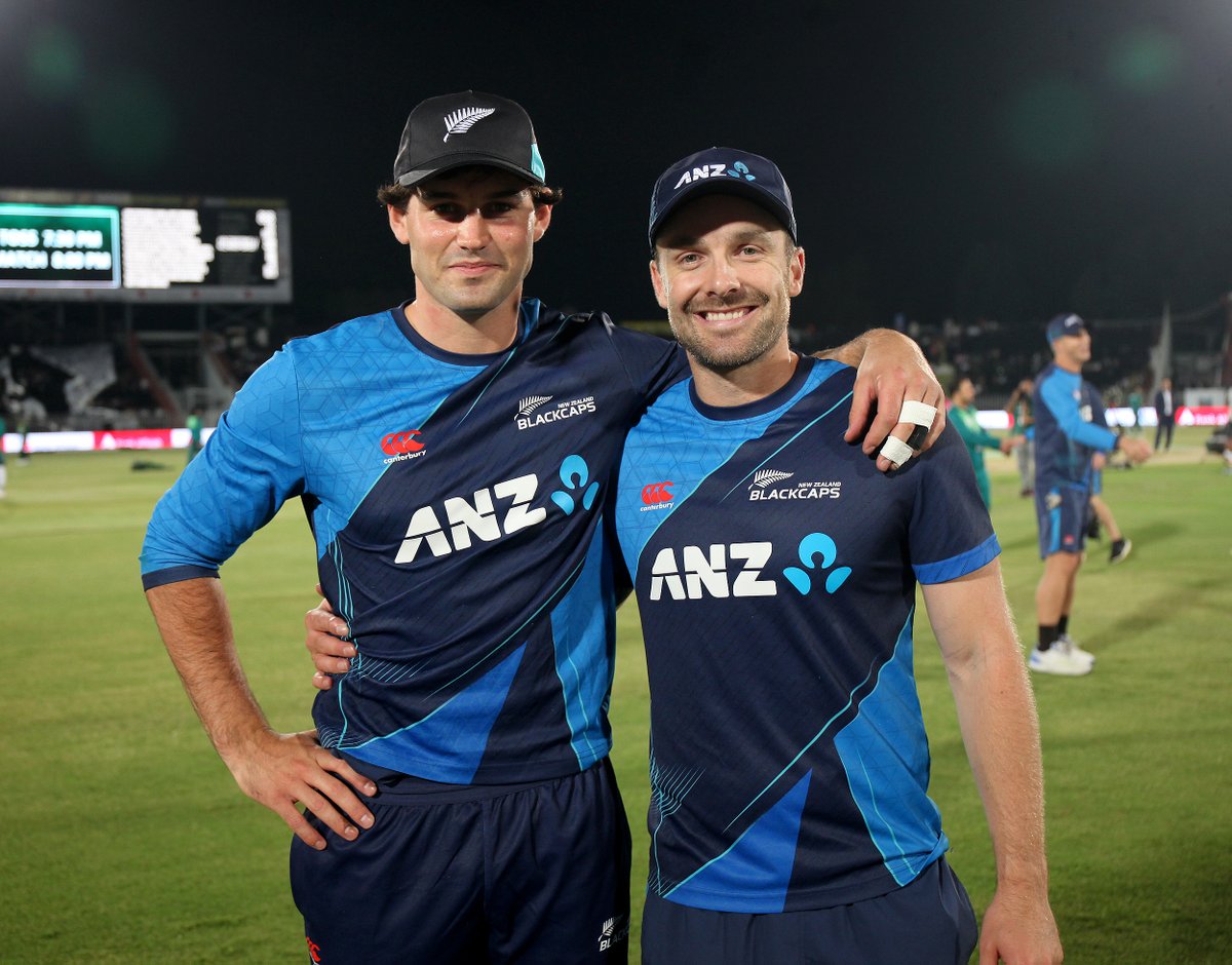 On debut! Tim Robinson presented BLACKCAPS T20I cap #101 by his Wellington Firebirds teammate and fellow Wellington College Old Boy Tom Blundell at Pindi Cricket Stadium. Follow LIVE | on.nzc.nz/3WbcMzg #PAKvNZ