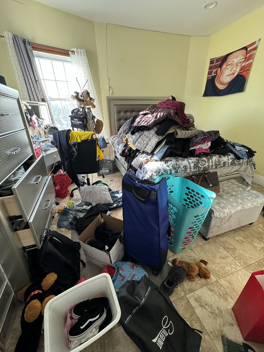 ashleyceldo's tweet photo. @heavensentbritt there, along w my messy room https://t.co/iRCpCaf1Is