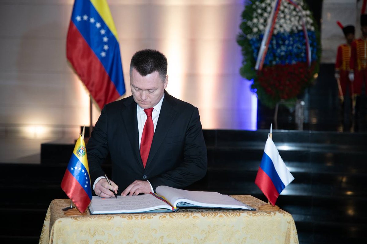 EmbajadaRusaVen's tweet photo. ⚡️Fiscal General de #Rusia Igor Krasnov en el majestuoso Panteón Nacional rindió homenaje a la lucha por la independencia de los pueblos

#AlianzaEstrategicaEnAccion https://t.co/kDbokXxZ2e
