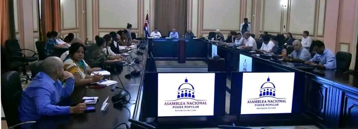 Diputados de diferentes comisiones de Asamblea Nacional Cuba🇨🇺 controlan marcha del proceso de descentralización de competencias a los municipios.

✅Presentes, en el Capitolio Nacional, Homero Acosta Álvarez, Mildrey Granadillo, viceministra primera del Ministerio de Economía