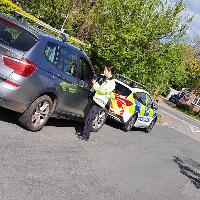 #SPCasualtyReduction Officers & @MoleValleyBeat have been at Vincent Lane, Dorking stopping drivers using their mobile phone whilst driving. During 2 hours, over 20 offences were detected, including phone, child seatbelts & distraction/not in control offences. #PC42289 #Fatal5