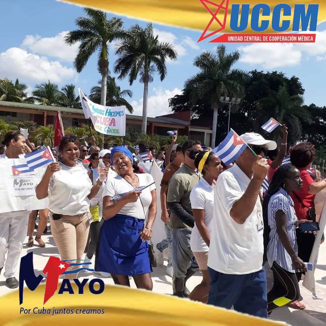 Los trabajadores de la Unidad Central de Cooperación Médica defendiendo la Patria Socialista este Primero de Mayo. #PorCubaJuntosCreamos #CubaCoopera