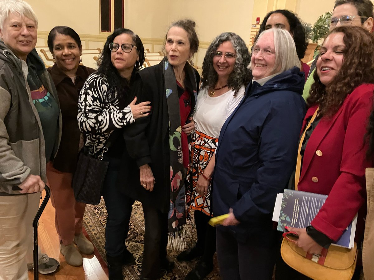 So. Hadley was festive with spring, so many flowering trees and bushes. @odysseybks gathered together a fun audience full of Dominicanas and a number of friends there to welcome me and my conversation host, @isabellibrarian, a research services librarian at @UMassLibraries.