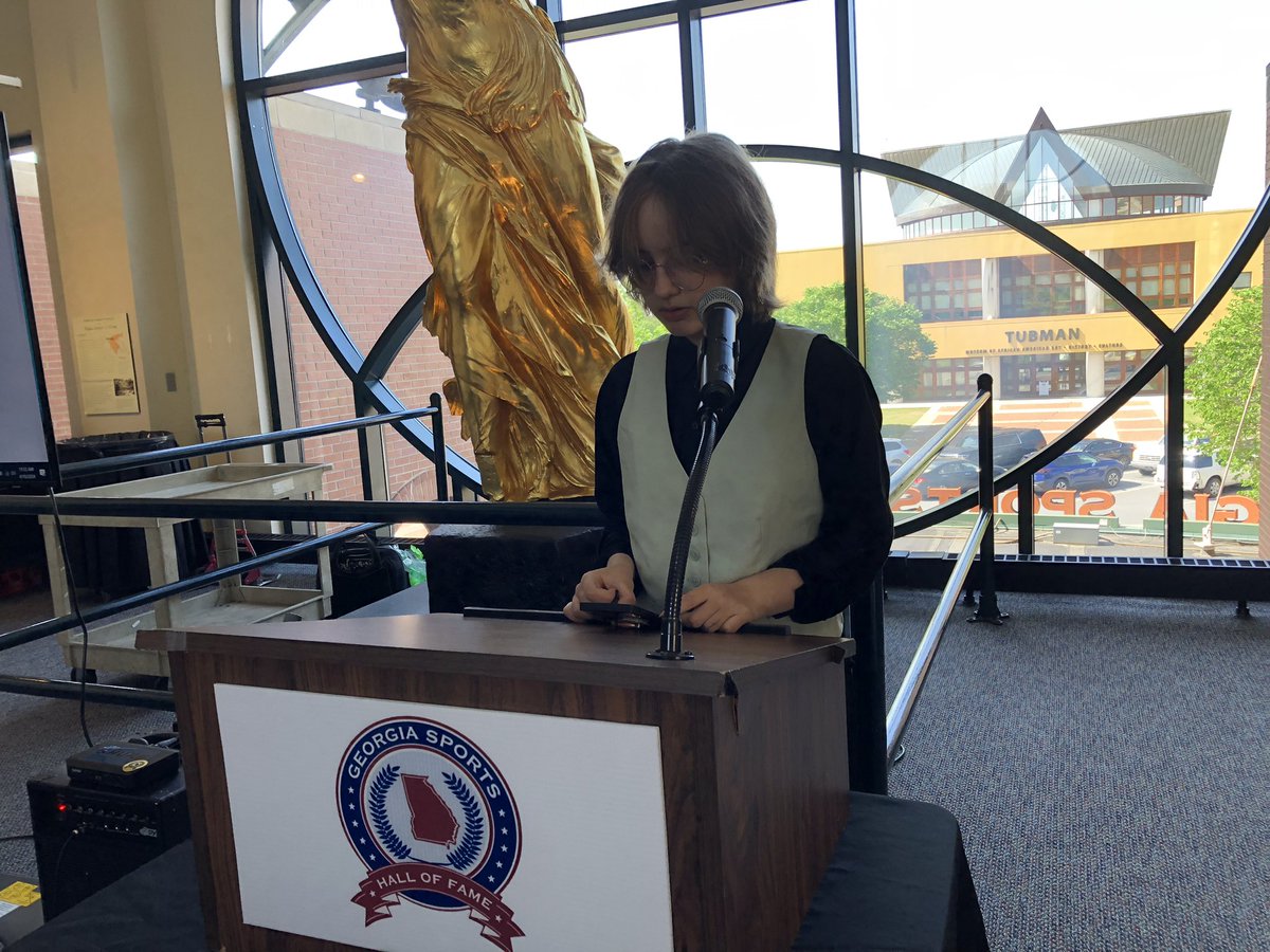 liz_lines's tweet photo. Aria West from @BibbSchools @Miller_Magnet delivers the @KMBBCtweets winning #CleanStreetsMatter essay in the
middle school category at todayβs meeting of the @MaconBibbCounty beautification organization. @maconnewsroom @mercerccj https://t.co/hqcqO2CnoN