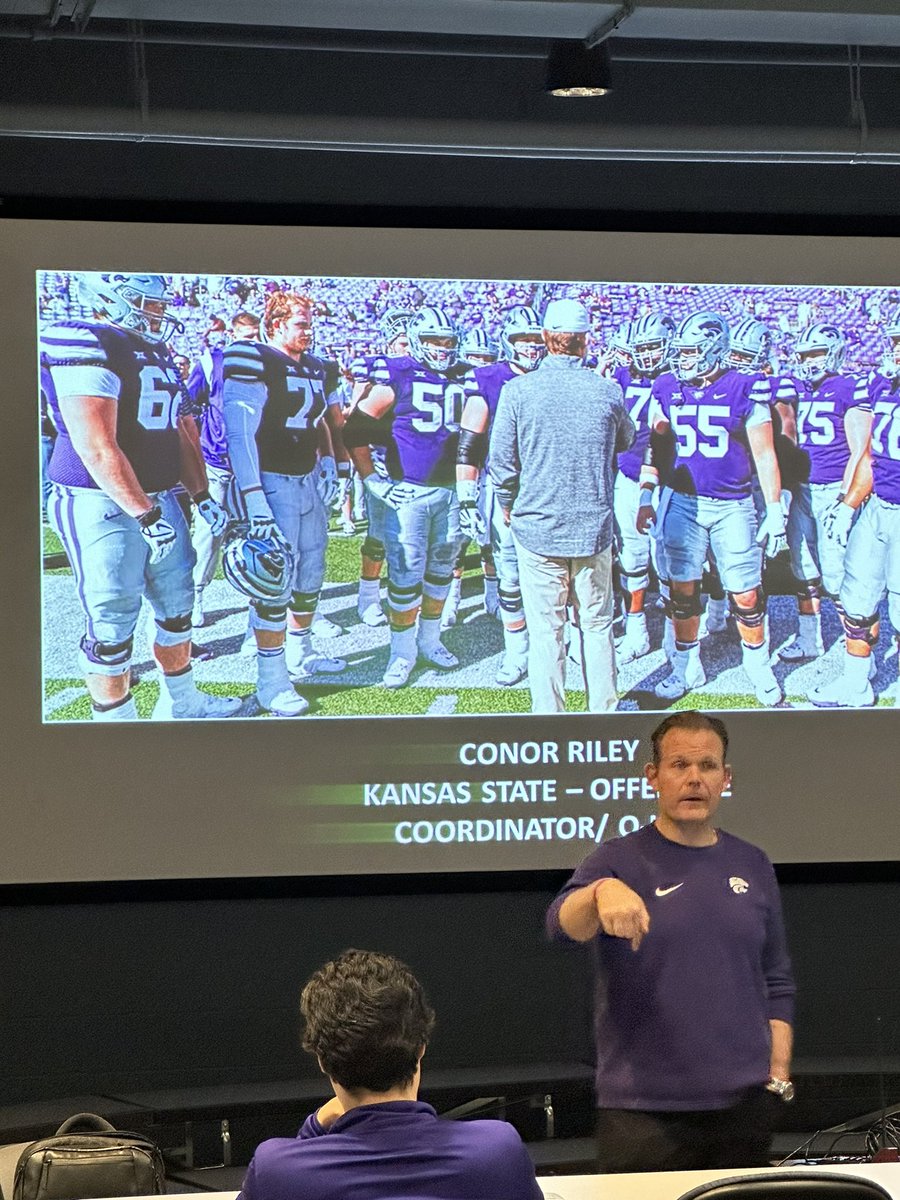 I was great to see @UNOmaha & @CPFootball17 alum @CoachCRiles at our Metro Football Coaches Spring Clinic last night. I’m so proud to see his success🙏 @chrisbober