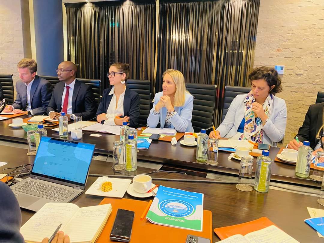 MOPEDIC_PL's tweet photo. The minister chaired a crucial meeting between Puntland and international partners. The meeting focussed on strengthening collaboration and presented them the Puntland Development plans brochure. https://t.co/KGXDBvvrGK