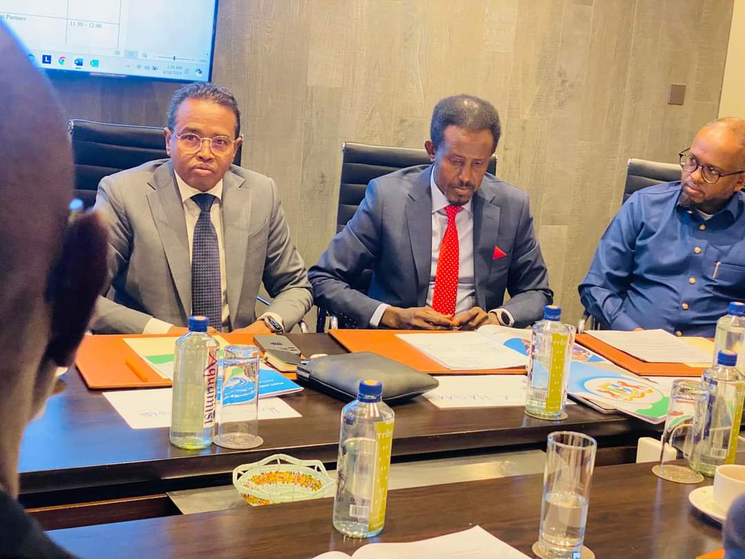 MOPEDIC_PL's tweet photo. The minister chaired a crucial meeting between Puntland and international partners. The meeting focussed on strengthening collaboration and presented them the Puntland Development plans brochure. https://t.co/KGXDBvvrGK