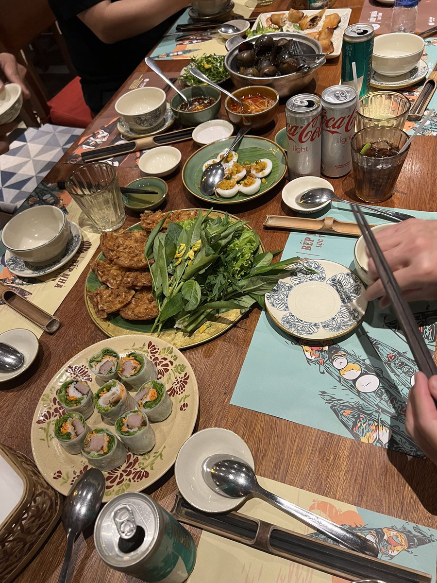 ベトナム料理は見たことない食材が出てくるせいか、名前が覚えられない笑。

シンガポール人やタイ人と、これはなんだろうな？マンゴーの葉っぱ？これは餅だけど、こっちの餅と何が違うんだ？とか言いながら食べるディナーは楽しかった。東南アジア好きだなぁ。