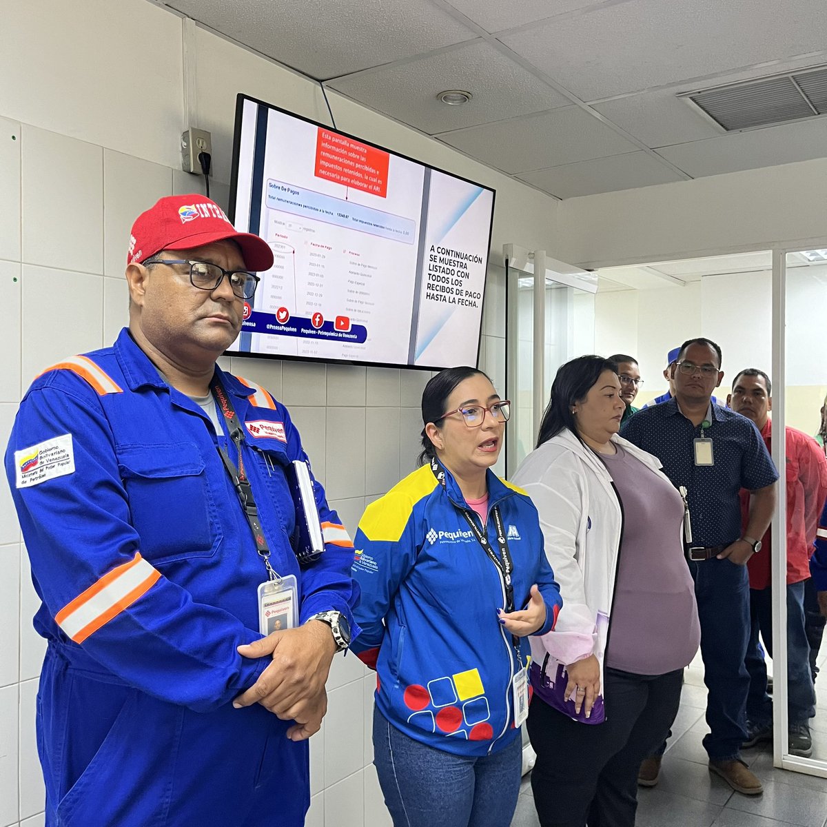 Cptt_Pequiven's tweet photo. 📌 #Ahora | Bloque Histórico sostiene un encuentro con la clase trabajadora de @Ferti_Oriente en el Comedor de la Gerencia de Mantenimiento. 

¡Trabajo en Equipo, es Victoria Segura! 🇻🇪

@NicolasMaduro 
@TellecheaRuiz 
@elguerrero9523 https://t.co/R82KXSDhNN