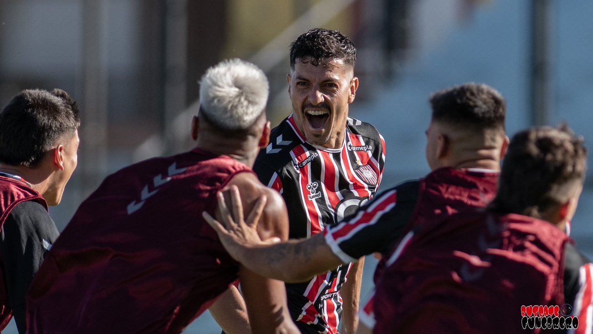 Te amo, 
más que a un nuevo mundo, más que a un día perfecto
Más que a un suave vino, más que a un largo sueño
Más que a la balada de un niño cantando
Más que a mi música, más que a mis años