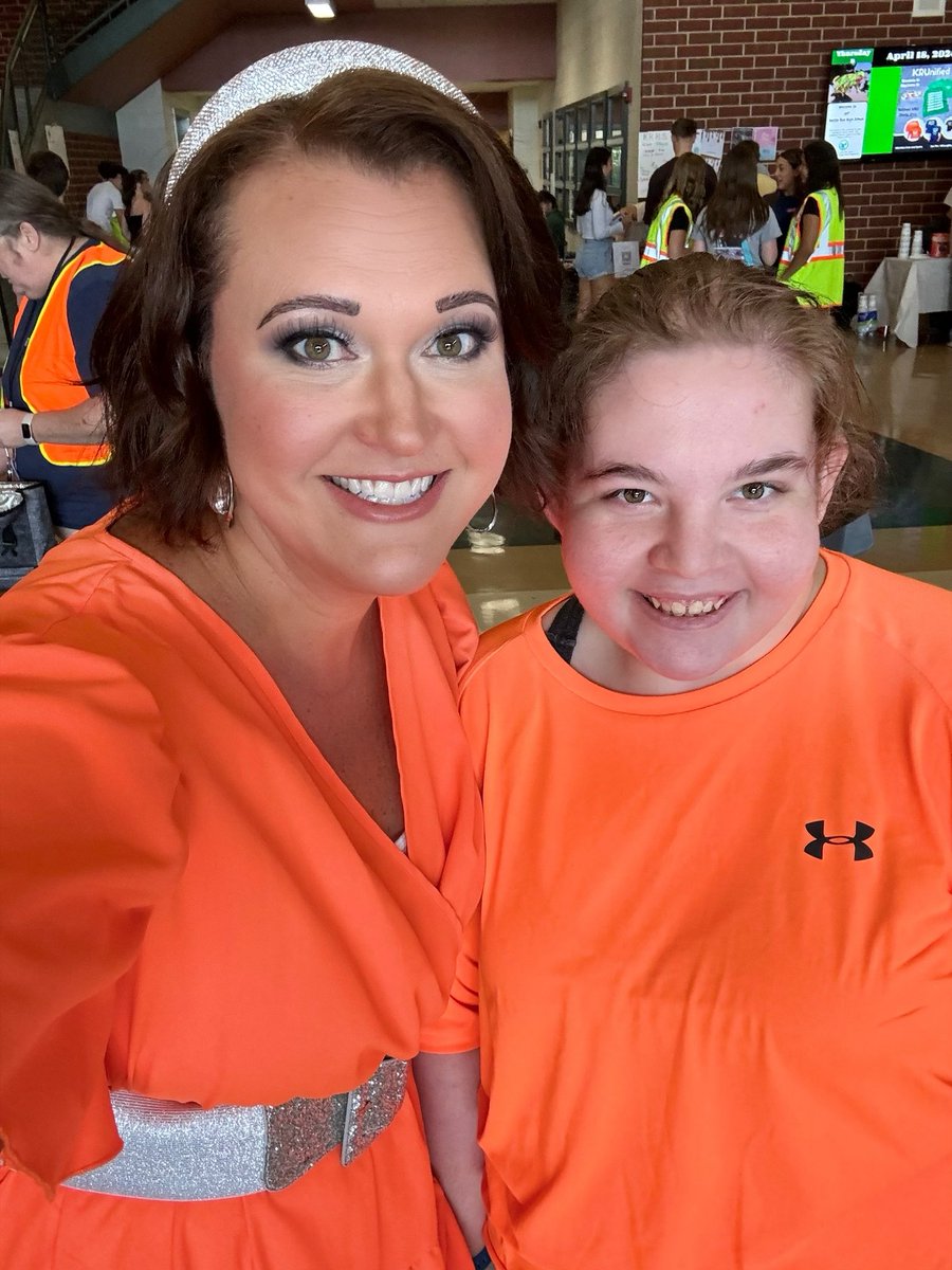 KaseyWilloughb4's tweet photo. 🏗️Construction 🦺 Spirit Day! I 🚧 I came as a Traffic cone 😂#PromSpiritWeek #ConstructionDay @DachowskiJenn @CharlotteTobi15 https://t.co/nXuNC07yP3