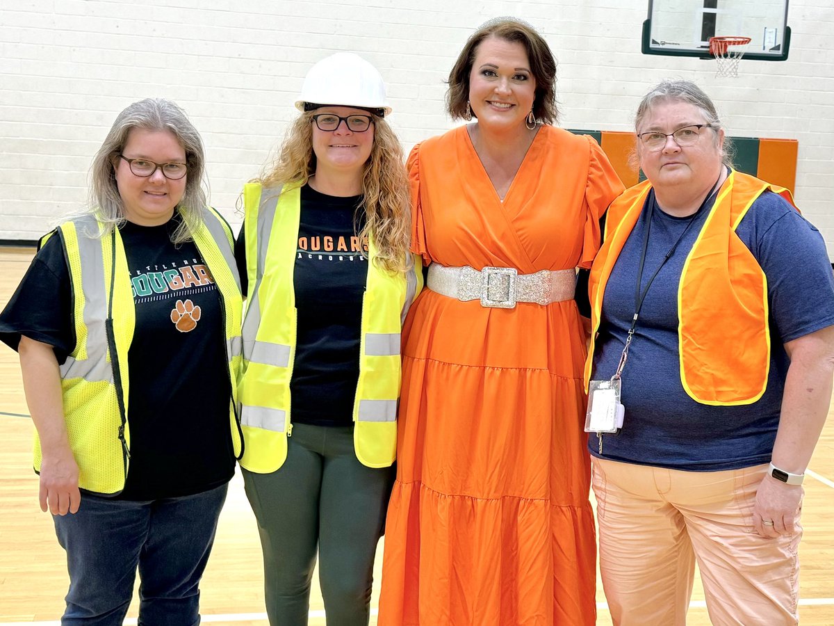 KaseyWilloughb4's tweet photo. 🏗️Construction 🦺 Spirit Day! I 🚧 I came as a Traffic cone 😂#PromSpiritWeek #ConstructionDay @DachowskiJenn @CharlotteTobi15 https://t.co/nXuNC07yP3