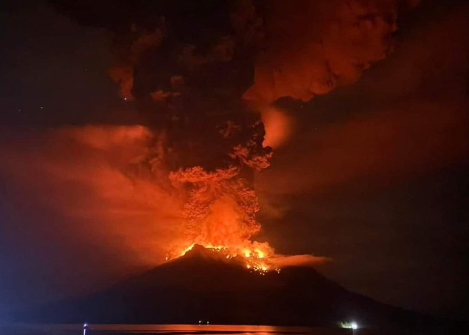 Thousands of people evacuated by Indonesian rescuers after the #MountRuang volcano erupted five times in North Sulawesi Province.

In response to the escalating volcanic activity, authorities closed the nearest international airport in Manado City on Sulawesi Island for 24 hours.…