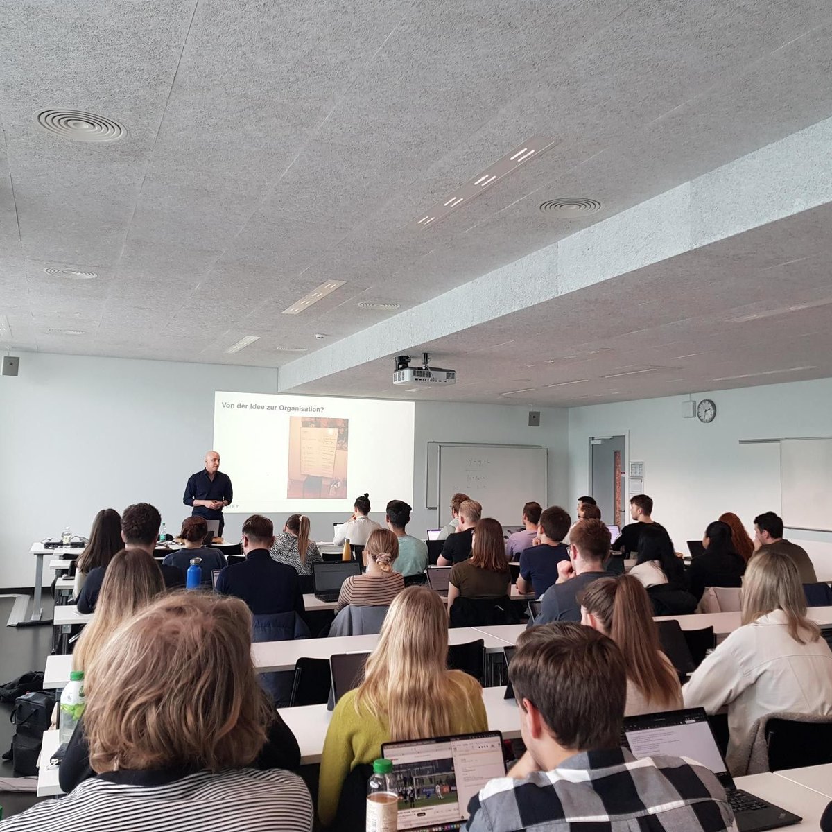 CARIFYcars's tweet photo. 🚀 CARIFY an der Universität Luzern🎓
💡 Sergio Studer, Mitgründer von CARIFY, hielt eine Gastvorlesung zum Thema "Organisation und Change Management".
#AutoAbo #Luzern #UniversitätLuzern#CARIFY #Universität #Vorlesung #Startup https://t.co/0CDXLv30LG