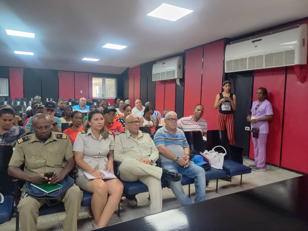 Intercambia Viceministro del Minal @OrlandoBorrero7 y los funcionarios que le acompañan con autoridades de la provincia de Santiago de Cuba y Diputados a la Asamblea Nacional.Noticia en Desarrollo✍️📷🇨🇺#MinalXCuba.