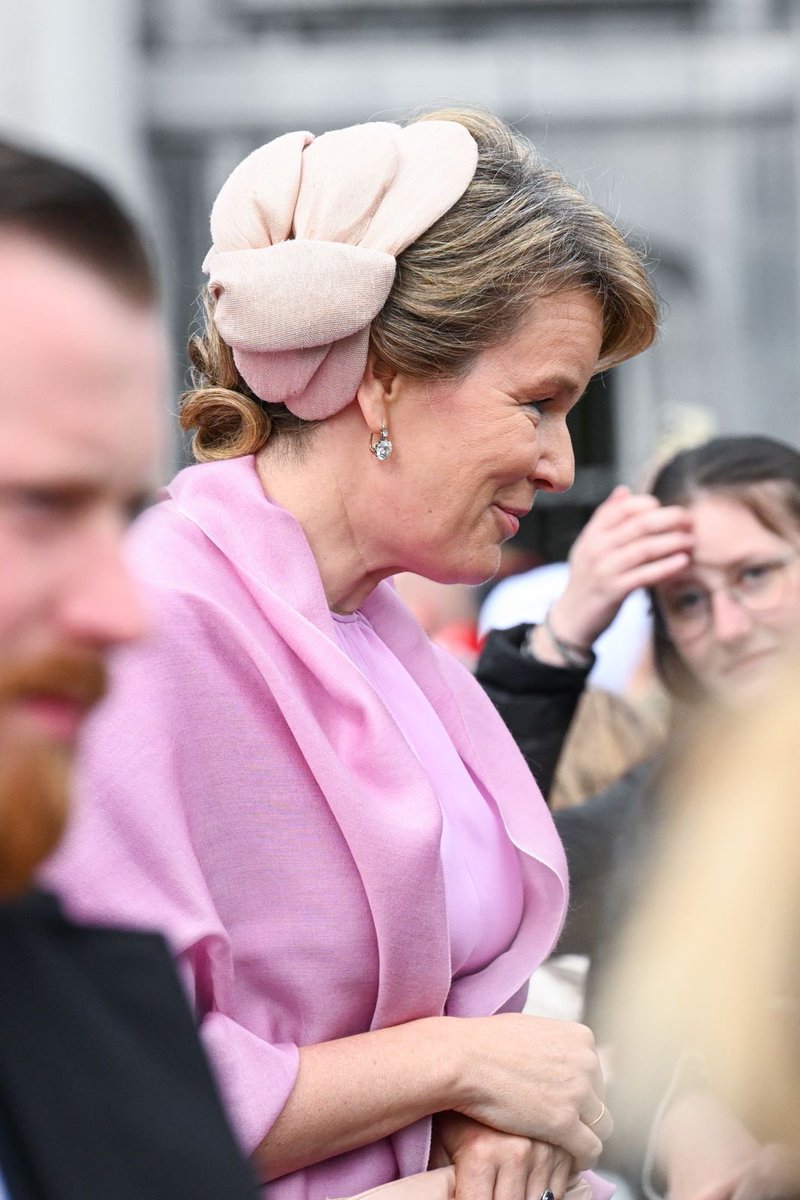 FDelvigne's tweet photo. This afternoon, Her Majesty Queen Mathilde is wearing one of our designs: The “Colette” for the state visit of Their Royal Highnesses the Grand Duke and Grand Duchess of Luxembourg. This headband is powdered pink and made of banana fibers.

Picture By: Frederic Andrieu
@FAndrieu https://t.co/rp8f9cGm7k