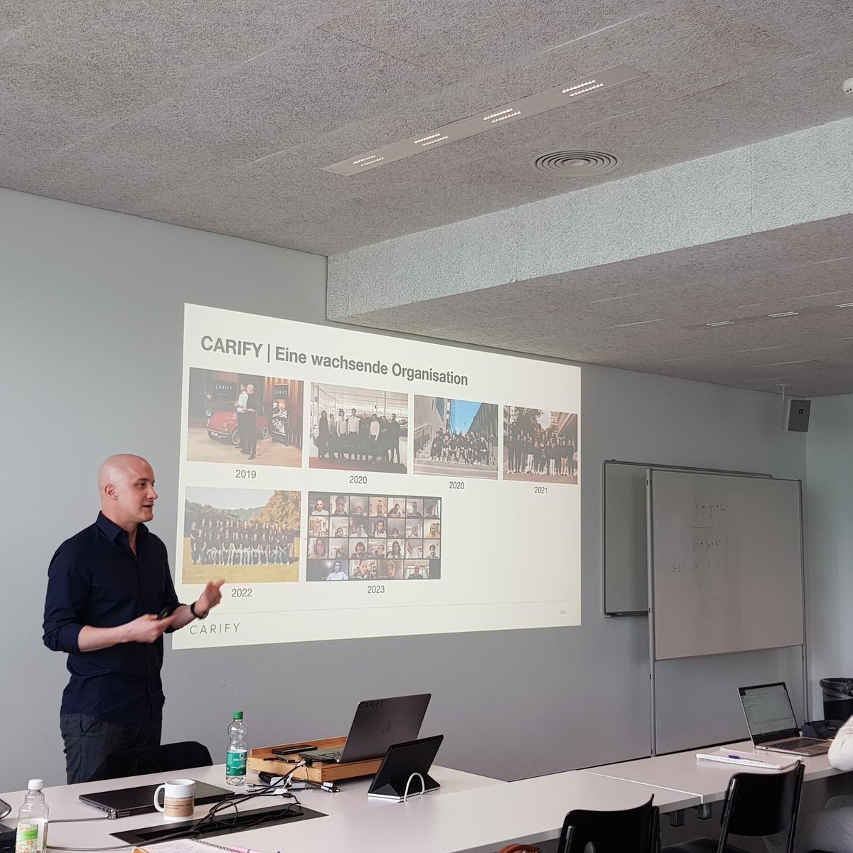 CARIFYcars's tweet photo. 🚀 CARIFY an der Universität Luzern🎓
💡 Sergio Studer, Mitgründer von CARIFY, hielt eine Gastvorlesung zum Thema "Organisation und Change Management".
#AutoAbo #Luzern #UniversitätLuzern#CARIFY #Universität #Vorlesung #Startup https://t.co/0CDXLv30LG