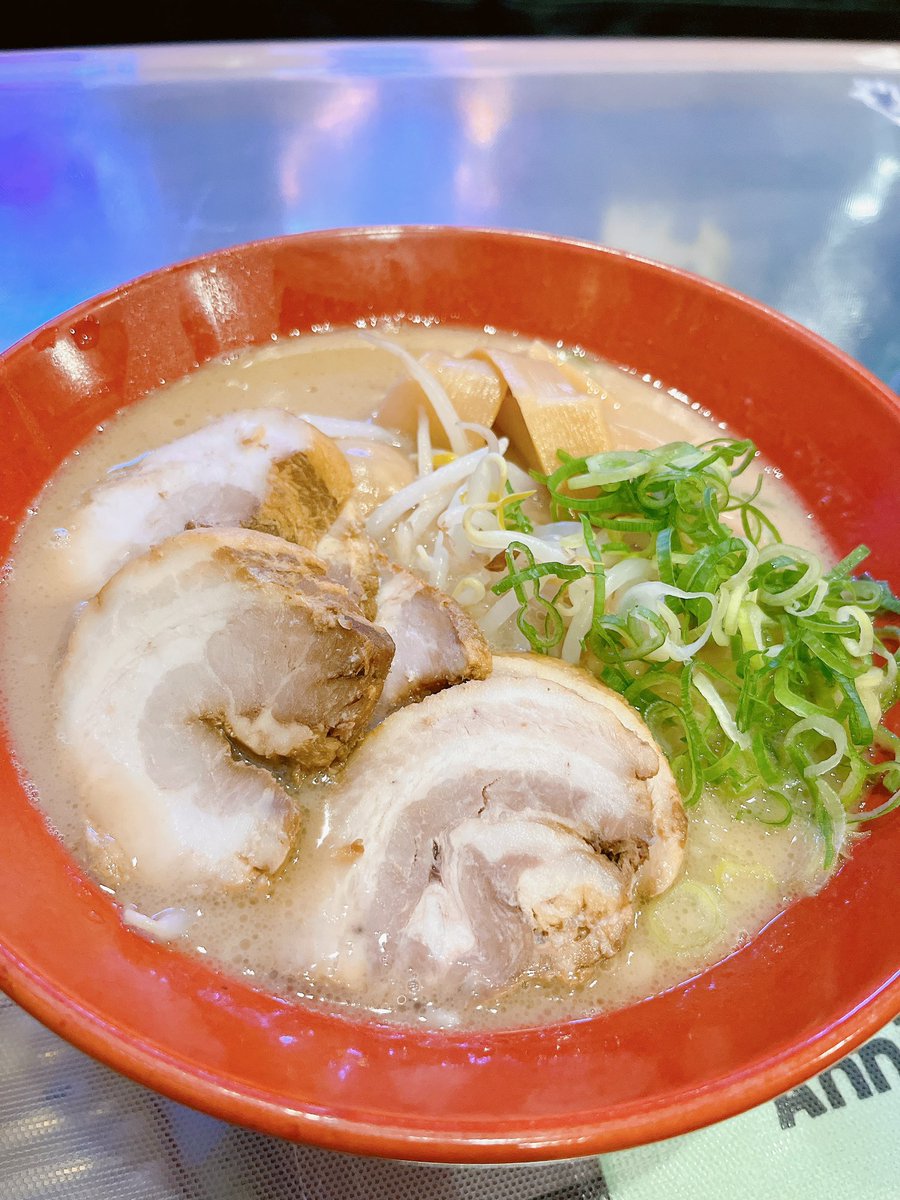 3日間限定のラーメン屋🍜
しおチャーシュー麺美味しすぎた〜！！！
スープはめちゃ濃厚、チャーシューは金華豚でめちゃ贅沢🤤💕
明日も明後日も行く！！！メニュー全制覇する！！！！！
#麺屋Campione