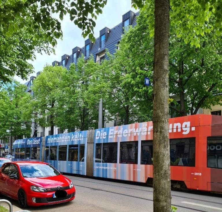 Heute ist uns die #Leipzig​er #Klimastreifen-Straßenbahn in der Bornaischen Straße begegnet. Mehr zu den #WarmingStripes auf der Seite von #LeipzigFürsKlima: leipzigfuersklima.de/warmingstripes/ #ShowYourStripes