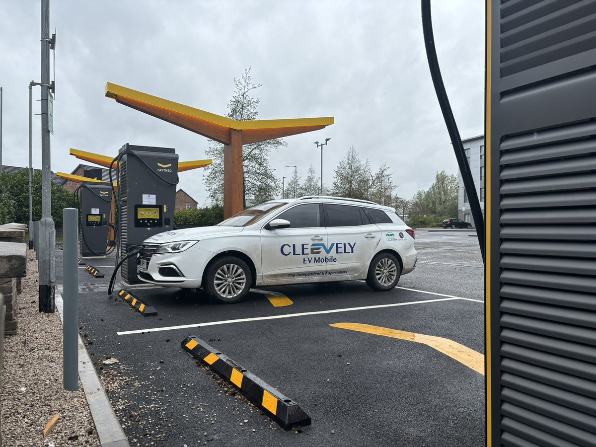 Loving this 48p/kWh with @Fastned Nice location just off the M6 which will be our go too when heading north.