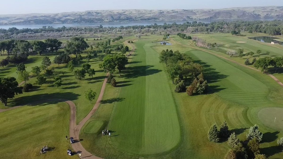 City takes first step to add liquor 🥃 to the menu at @HillsviewGolfCourse. ⛳ Follow the link for details. cityofpierre.org/CivicAlerts.as… #CityofPierre #Pierradise