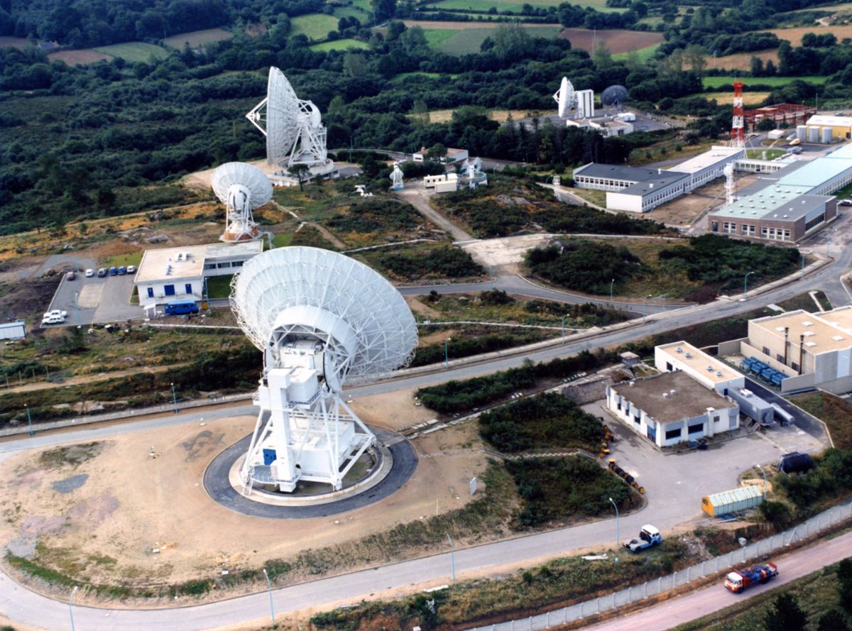 orange's tweet photo. Journée Internationale du Patrimoine 📡 

Quoi de mieux pour célébrer ce jour qu'un avant-après du Centre de télécommunication de Pleumeur-Bodou.

Fun fact : ce site a permis la première liaison télévisée intercontinentale au monde. 📺 https://t.co/33NfjB7gL7