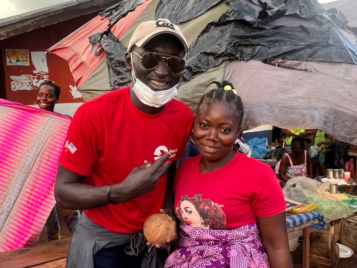 PeaceCorps's tweet photo. 🎓 Celebrating @UCBerkeley, our top historical Volunteer-producing school in our large schools category! Meet Kunta, a Peace Corps Liberia Volunteer inspired by the diversity, inclusiveness, and competitive nature of Cal.

See the full rankings here: https://t.co/gwiP6SWgkR https://t.co/JW2y1FliQ7