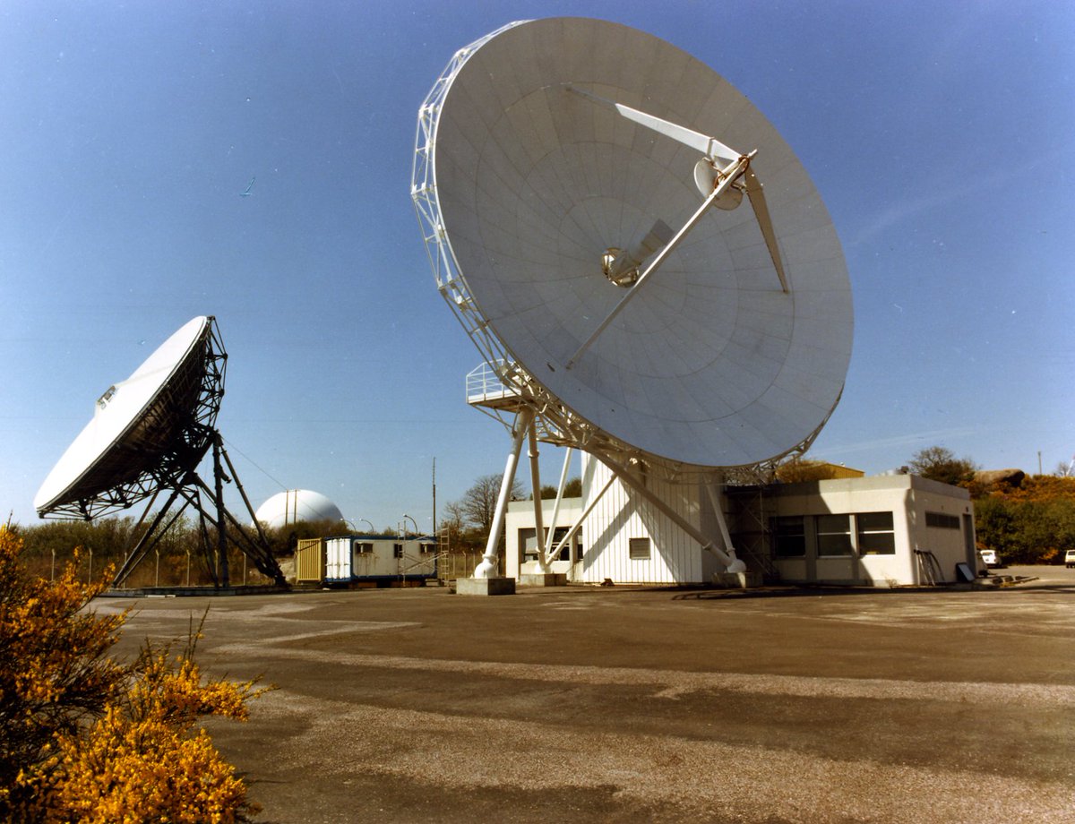 Journée Internationale du Patrimoine 📡 Quoi de mieux pour célébrer ce jour qu'un avant-après du Centre de télécommunication de Pleumeur-Bodou. Fun fact : ce site a permis la première liaison télévisée intercontinentale au monde. 📺