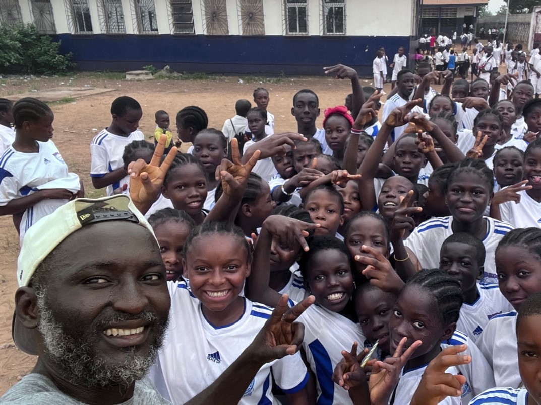 PeaceCorps's tweet photo. 🎓 Celebrating @UCBerkeley, our top historical Volunteer-producing school in our large schools category! Meet Kunta, a Peace Corps Liberia Volunteer inspired by the diversity, inclusiveness, and competitive nature of Cal.

See the full rankings here: https://t.co/gwiP6SWgkR https://t.co/JW2y1FliQ7