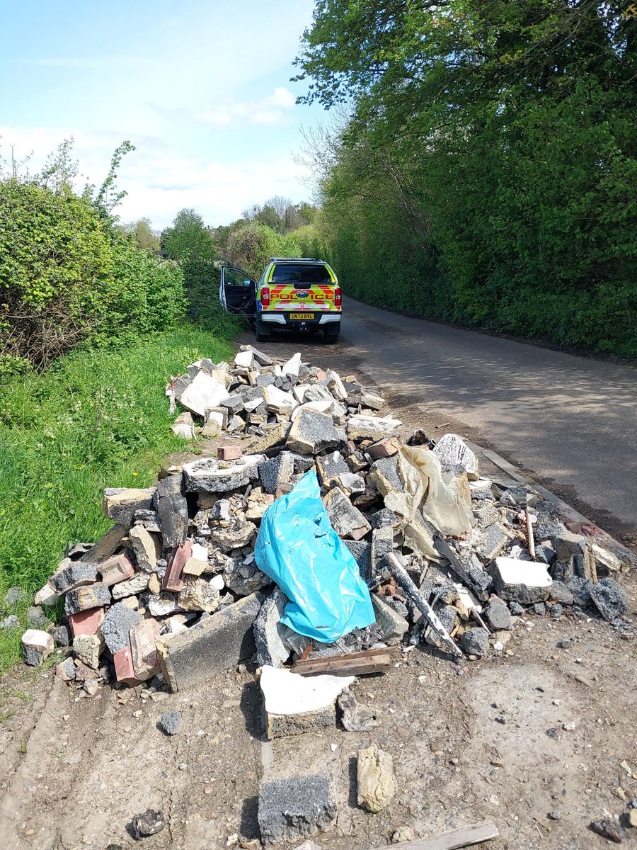 Rural Task Force PCSO's came across a large fly tipping today, Swale Council environmental team were made aware. IN
#flytipping #ruralcrime